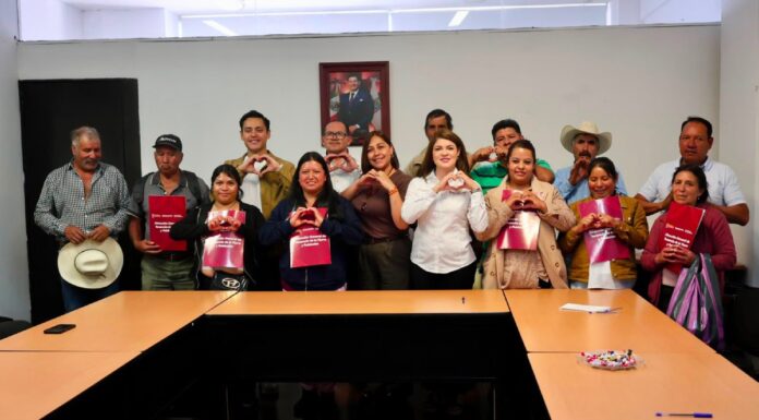 Zacatlán entrega escrituras de predios a nueve familias