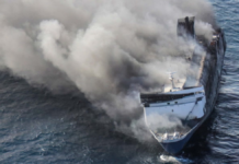 Rescatan a 200 personas por incendio en ferry de Indonesia; uno muere