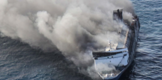 Rescatan a 200 personas por incendio en ferry de Indonesia; uno muere