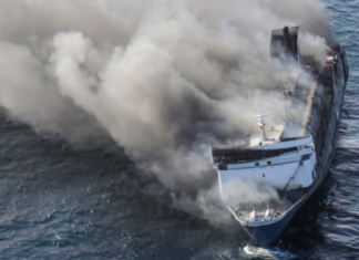 Rescatan a 200 personas por incendio en ferry de Indonesia; uno muere