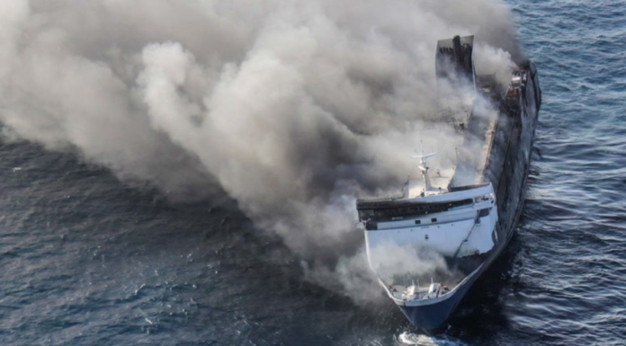 Rescatan a 200 personas por incendio en ferry de Indonesia; uno muere