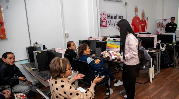 SMDIF imparte capacita a adultos mayores para evitar caer en fraudes cibernético