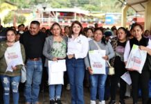 Bety Sánchez entrega más de mil kits escolares en juntas auxiliares de Zacatlán