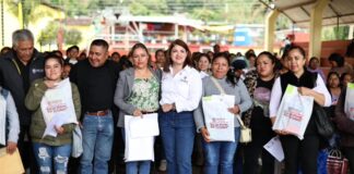 Bety Sánchez entrega más de mil kits escolares en juntas auxiliares de Zacatlán