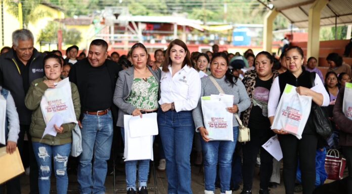 Bety Sánchez entrega más de mil kits escolares en juntas auxiliares de Zacatlán