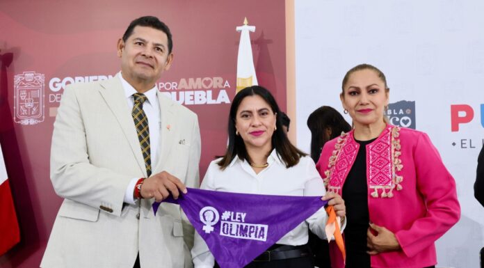 Armenta reconoce a la activista poblana Olimpia Coral