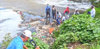 Retiran una tonelada de basura y llantas del Río Atoyac en Texmelucan