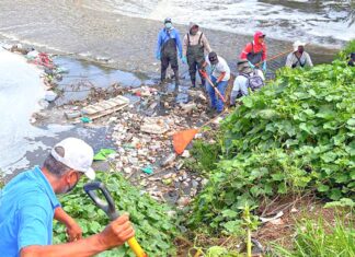 Retiran una tonelada de basura y llantas del Río Atoyac en Texmelucan