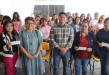 Omar Muñoz entrega apoyos económicos a maestras en Cuautlancingo