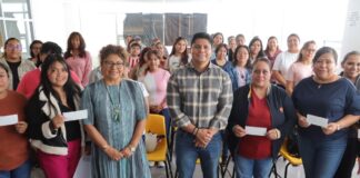 Omar Muñoz entrega apoyos económicos a maestras en Cuautlancingo