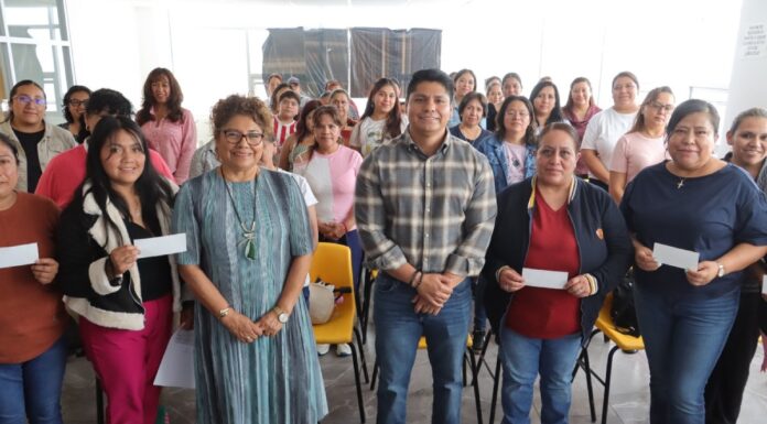 Omar Muñoz entrega apoyos económicos a maestras en Cuautlancingo