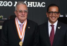 Anáhuac Puebla otorga medalla al Dr. José Ruiz Argüelles por trayectoria médica