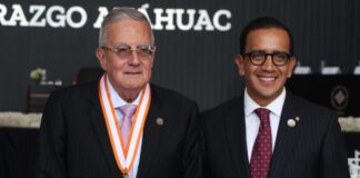 Anáhuac Puebla otorga medalla al Dr. José Ruiz Argüelles por trayectoria médica