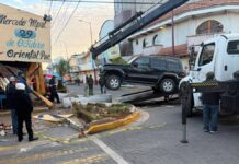 Conductor en estado de ebriedad choca contra locales del mercado en Oriental