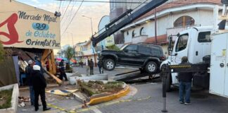 Conductor en estado de ebriedad choca contra locales del mercado en Oriental