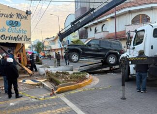 Conductor en estado de ebriedad choca contra locales del mercado en Oriental
