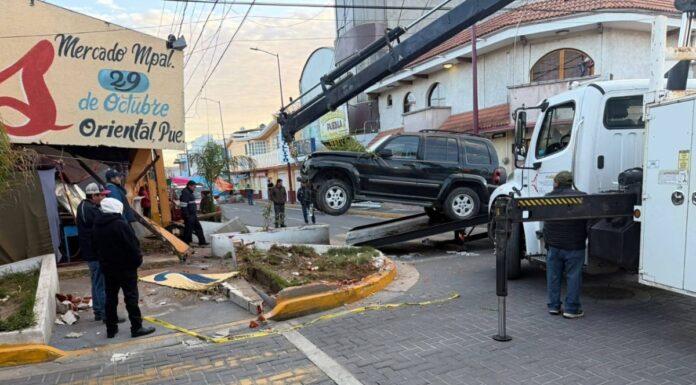 Conductor en estado de ebriedad choca contra locales del mercado en Oriental