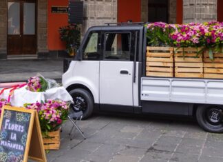 Sheinbaum presenta el vehículo eléctrico de carga Olinia