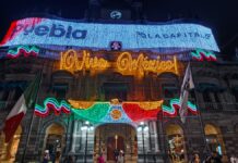 Pepe Chedraui encabeza iluminación patriótica en el zócalo de Puebla