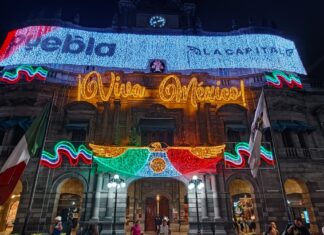 Pepe Chedraui encabeza iluminación patriótica en el zócalo de Puebla