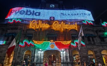 Pepe Chedraui encabeza iluminación patriótica en el zócalo de Puebla