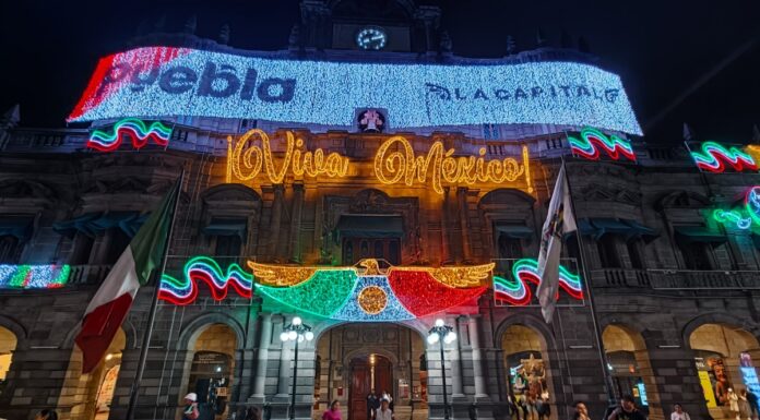 Pepe Chedraui encabeza iluminación patriótica en el zócalo de Puebla