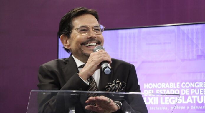 Reconocen en Congreso de Puebla la trayectoria de Juan José Origel
