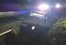 Vehículo sale de carretera, derriba poste y cae sobre la Vía Atlixcáyotl