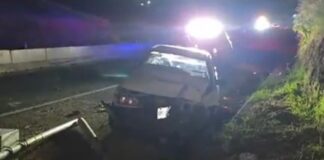 Vehículo sale de carretera, derriba poste y cae sobre la Vía Atlixcáyotl