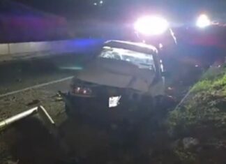 Vehículo sale de carretera, derriba poste y cae sobre la Vía Atlixcáyotl