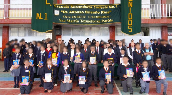 Juan Manuel Alonso acompaña entrega de libros de texto gratuitos en Texmelucan