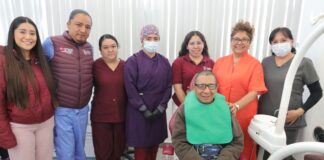 DIF entrega prótesis dental gratuita a adulto mayor en Cuautlancingo
