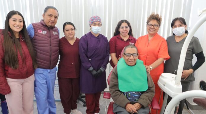 DIF entrega prótesis dental gratuita a adulto mayor en Cuautlancingo