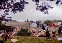 Rapiñan tráiler cargado con material de papelería tras volcar en la Puebla-Orizaba