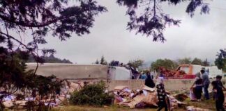 Rapiñan tráiler cargado con material de papelería tras volcar en la Puebla-Orizaba