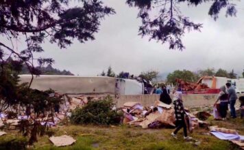 Rapiñan tráiler cargado con material de papelería tras volcar en la Puebla-Orizaba