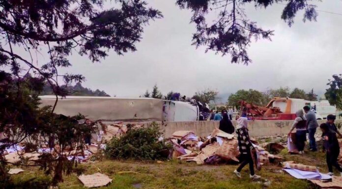 Rapiñan tráiler cargado con material de papelería tras volcar en la Puebla-Orizaba