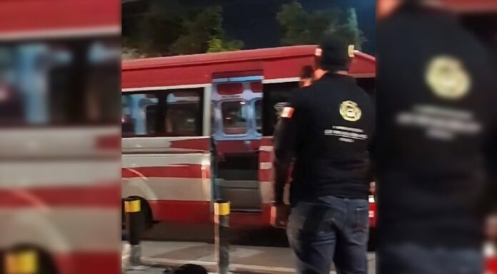 Mujer sufre quemaduras con químico dentro de combi en la Recta a Cholula