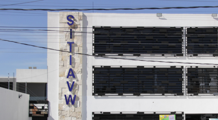 Detienen a exlíder y extesorero del SITIAVW por abuso de confianza