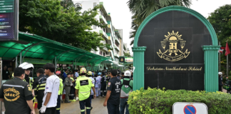 Adolescente mata a sus abuelos y a cinco personas en escuela de Tailandia
