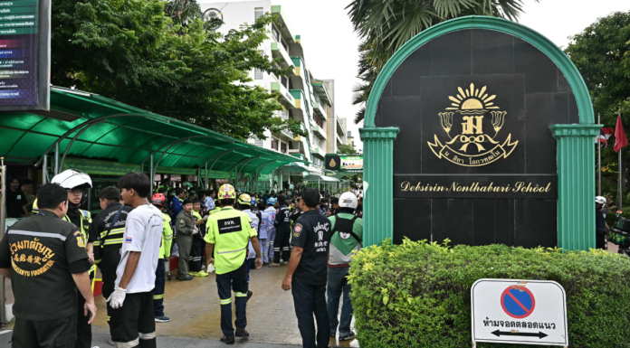 Adolescente mata a sus abuelos y a cinco personas en escuela de Tailandia