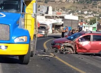 Choque en la Amozoc-Teziutlán bloquea la carretera
