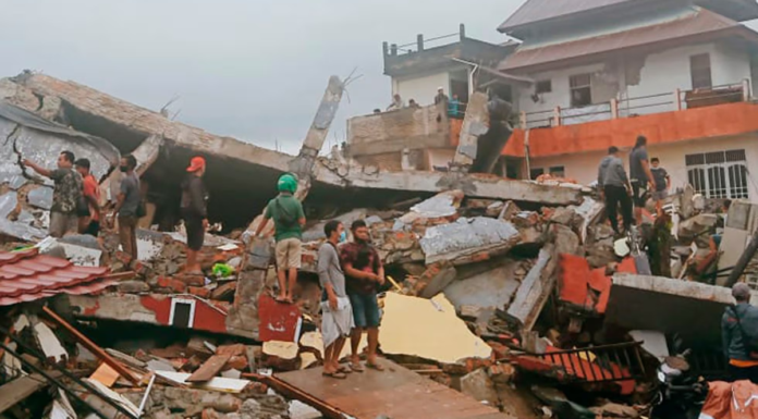 Terremoto en Indonesia deja 83 muertos y casi mil heridos