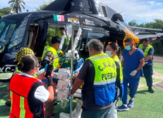 Gobierno realiza traslado aéreo de paciente de Acatlán a Puebla