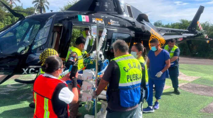 Gobierno realiza traslado aéreo de paciente de Acatlán a Puebla