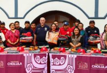 Tonantzin Fernández entrega uniformes a bomberos de San Pedro Cholula