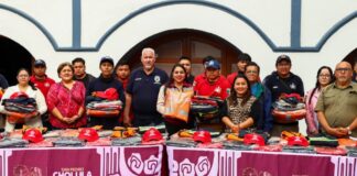 Tonantzin Fernández entrega uniformes a bomberos de San Pedro Cholula
