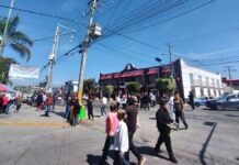 Cierran bulevar Valsequillo en protesta contra ambulantes de Totimehuacán