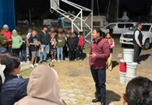 Andrés Villegas dona pintura a primaria en Tecamachalco