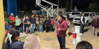 Andrés Villegas dona pintura a primaria en Tecamachalco
